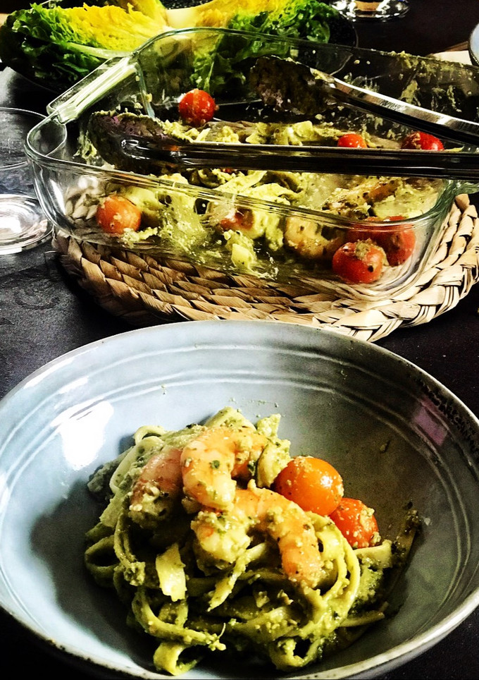 Una foto de Tallarines al pesto de almendras y anacardos con cherry y langostinos 🦐