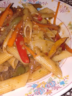Una foto de Reciclado Wok de carne asada y vegetales con pasta