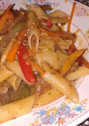 Una foto de Reciclado Wok de carne asada y vegetales con pasta