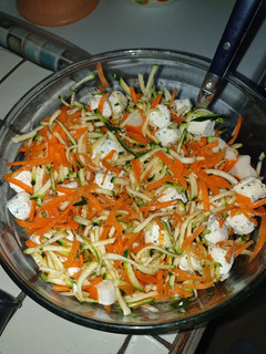 Une photo de Salade de carottes et de courgettes au surimi et fromage frais