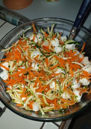 Une photo de Salade de carottes et de courgettes au surimi et fromage frais