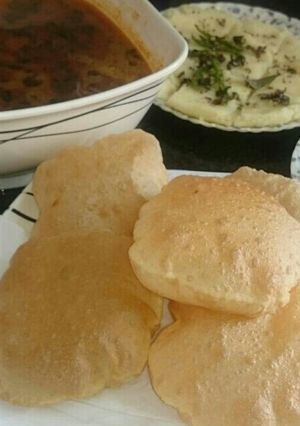 A picture of Puri with dubki aloo.