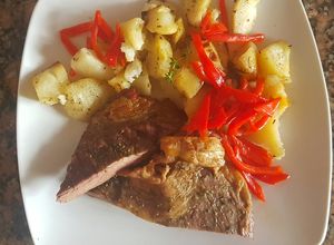 Una foto de Carne de res, al horno de leña y papas al "plomo"