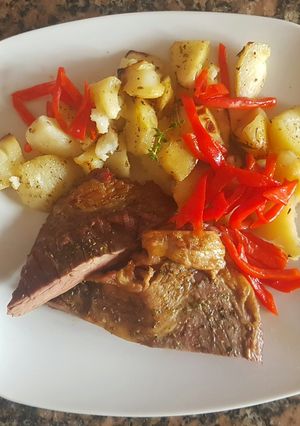 Una foto de Carne de res, al horno de leña y papas al "plomo"