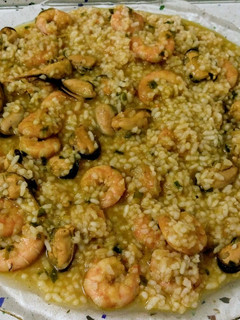 Una foto de Arroz con langostinos, berberechos y mejillones