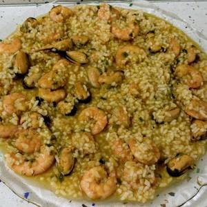 Arroz con langostinos, berberechos y mejillones