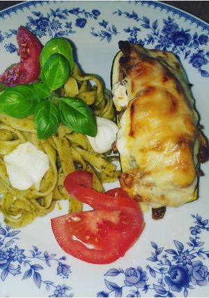 Darált hússal és fetával töltött cukkini pestós tésztával recept fotója