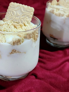 Una foto de 🥥🫙 Postrecito rápido de coco, leche condensada y chocolinas blancas 🫙🥥