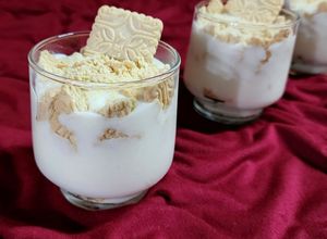Una foto de 🥥🫙 Postrecito rápido de coco, leche condensada y chocolinas blancas 🫙🥥