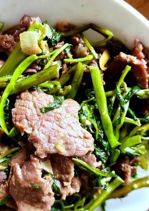 Hình của món Rau muống xào thịt trâu.