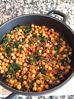 Una foto de Garbanzos salteados con espinacas