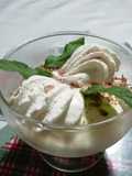 Postre en copas de fruta y crema de turrón
