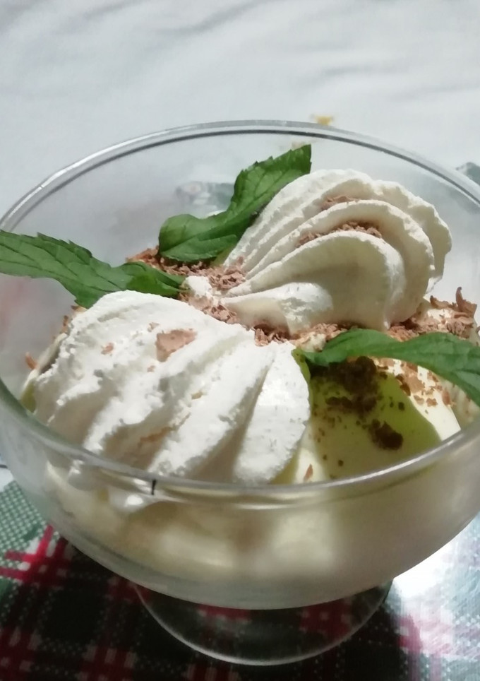 Una foto de Postre en copas de fruta y crema de turrón