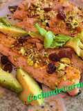 Filetes de trucha con pistachos, pasas y aguacate