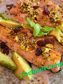 Una foto de Filetes de trucha con pistachos, pasas y aguacate