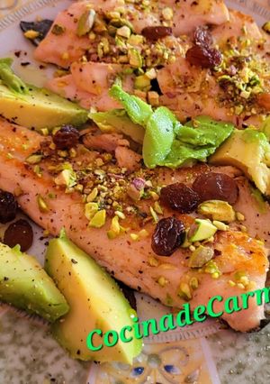 Una foto de Filetes de trucha con pistachos, pasas y aguacate