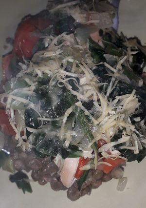 Una foto de Pastel de verduras, con pollo y lentejas