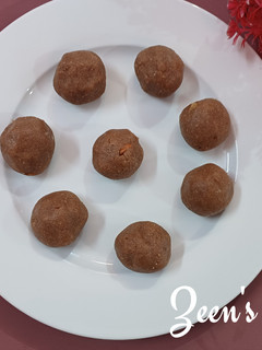 A picture of Brown Rice Poha Laddoos.