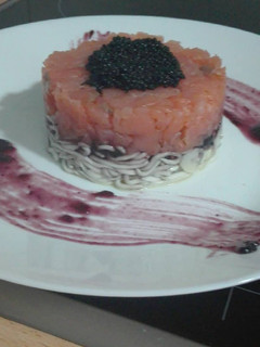 Una foto de Tartar de salmón, con gulas, queso philadelphia y arándanos