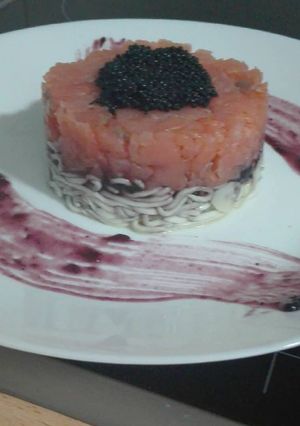 Una foto de Tartar de salmón, con gulas, queso philadelphia y arándanos
