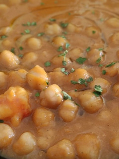 Una foto de Garbanzos con Gambones en Crema de Calabaza