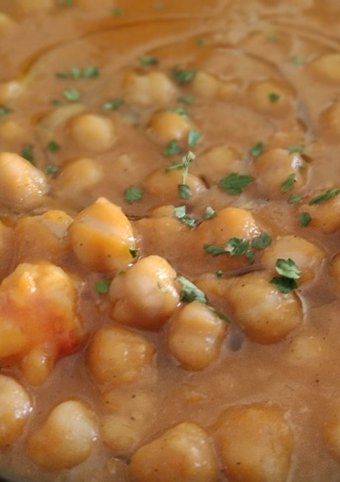 Una foto de Garbanzos con Gambones en Crema de Calabaza