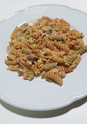 Una foto de Fideos con crema, jamón y nuez