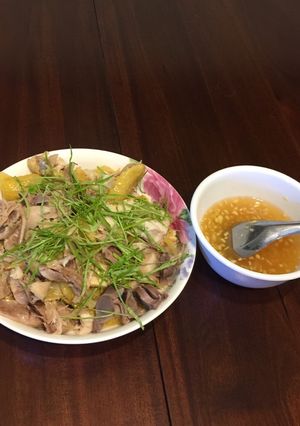 Hình của món Gà Hấp Lá Chanh Muối Hột.