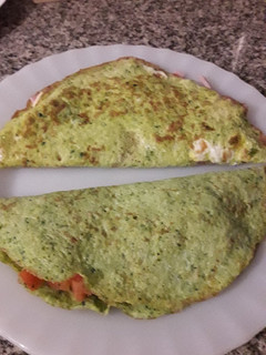 Una foto de Omelette de brócoli con jamón y queso. Otro con tomate y queso