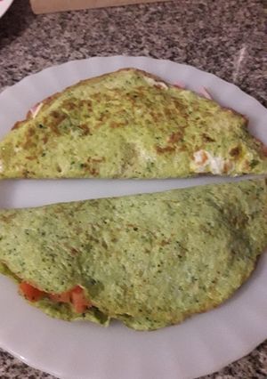 Una foto de Omelette de brócoli con jamón y queso. Otro con tomate y queso