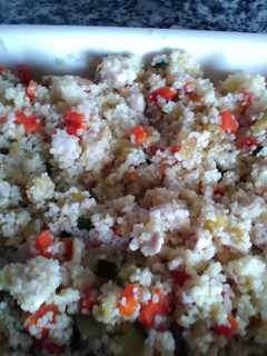 Una foto de Cous-Cous con pollo y verduras