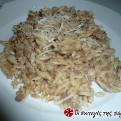 A picture of Giouvetsi with ground meat.