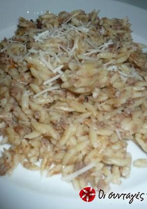 A picture of Giouvetsi with ground meat.