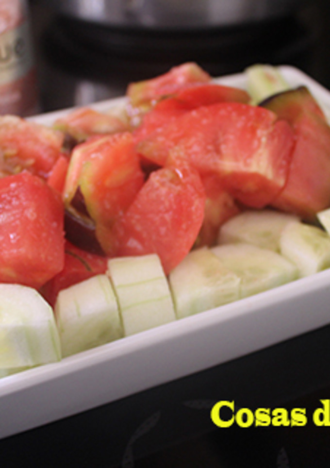 Una foto de Ensalada de tomate azul