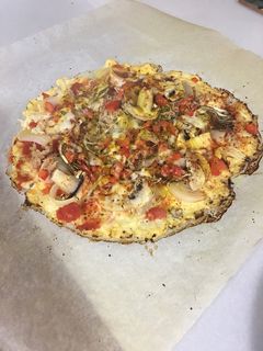 Una foto de Pizza de coliflor y verduras
