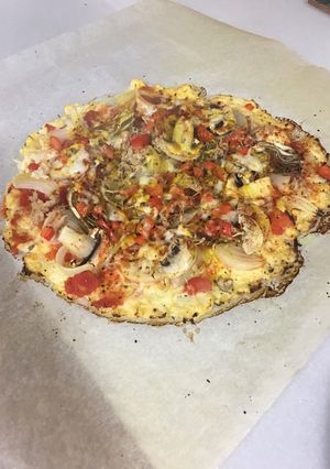 Una foto de Pizza de coliflor y verduras