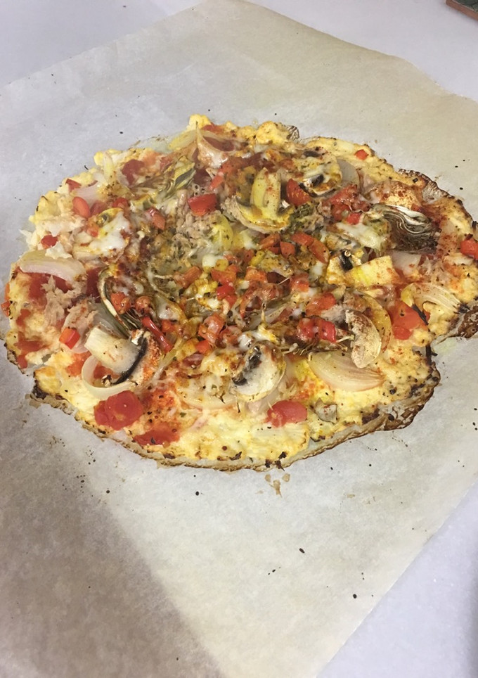 Una foto de Pizza de coliflor y verduras