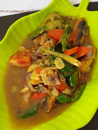 Langkah Mudah untuk Menyiapkan Tumis tongkol cue asem pedas, Lezat Sekali