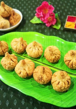 पंचखाद्य मोदक (panchkhadya modak recipe in marathi) रेसिपी चे मुख्य फोटो 