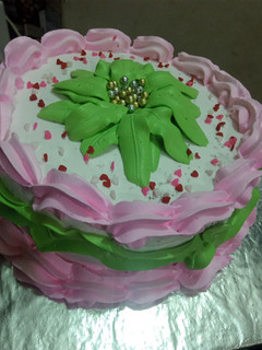 A picture of Vanilla cream cake with chocolate sponge.