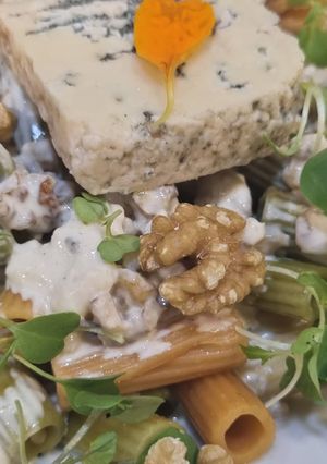 Una foto de Pasta con crema de nueces y queso peral asturiano