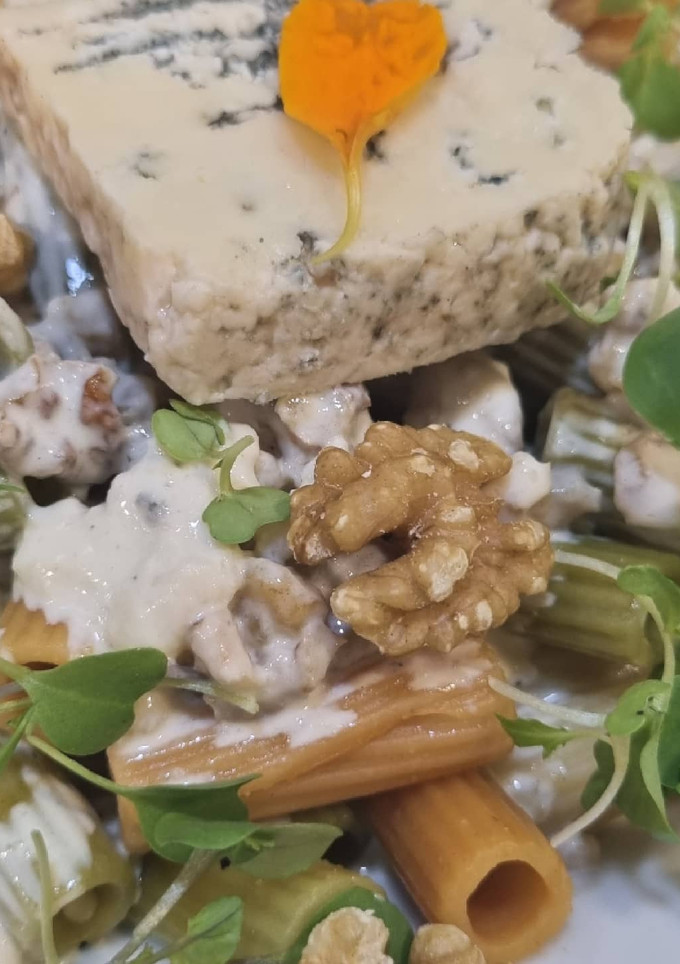 Una foto de Pasta con crema de nueces y queso peral asturiano