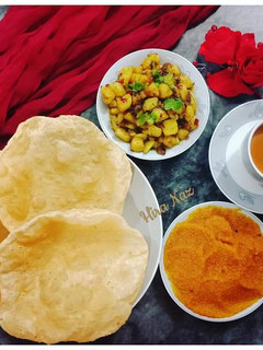 A picture of Aloo ki sukhi sabji (Dry Masala Aloo) With Halwa Poori.
