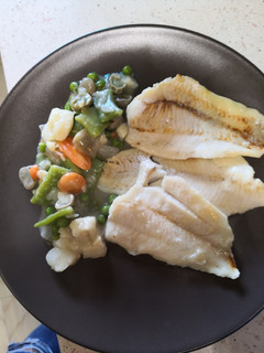 Una foto de Merluza en salsa con verduras