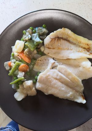 Una foto de Merluza en salsa con verduras