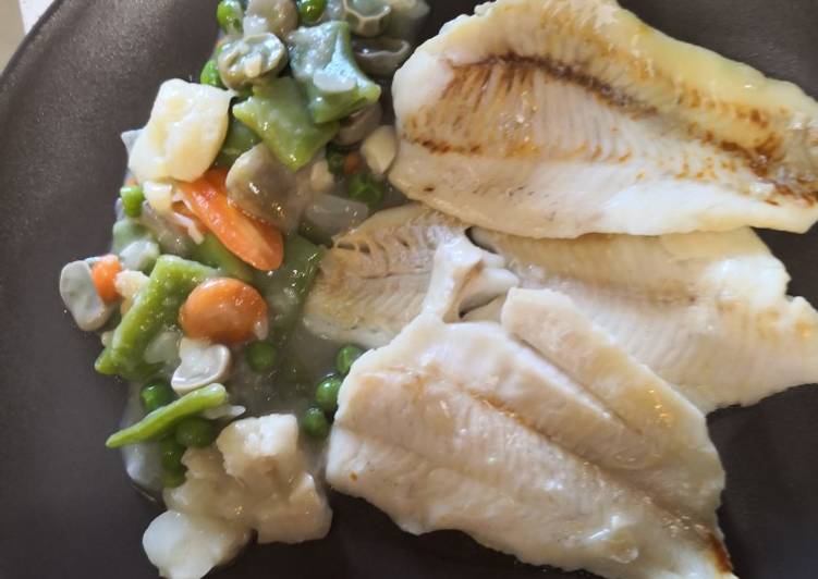 Merluza en salsa con verduras