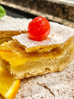 Una foto de Pastel con crema de almendras y naranja (Cake with almond cream and orange jam)