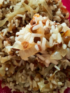 Una foto de Ensalada de arroz 🍚, lentejas y cebolla