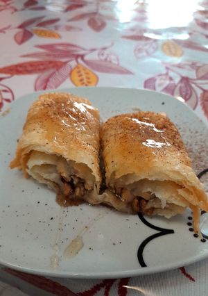 Una foto de Postre con nuez miel y canela