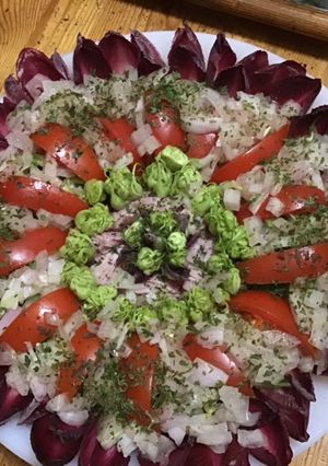 Une photo de Salade de puntarelle endives rouges fenouil tomates et jambon blanc sauce oignon